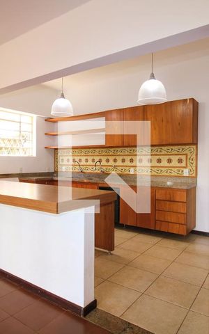 Casa para alugar com 300m², 4 quartos e 4 vagasCozinha 