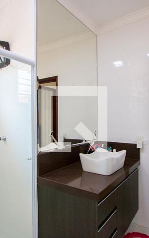 Casa à venda com 244m², 3 quartos e 2 vagas Casa à venda com 244m², 3 quartos e 2 vagasBanheiro do quarto 1