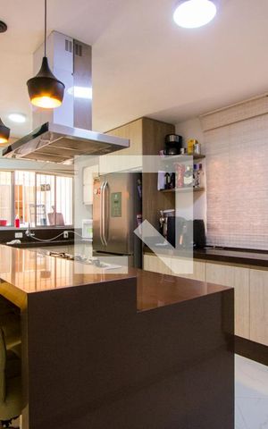 Casa à venda com 244m², 3 quartos e 2 vagas Casa à venda com 244m², 3 quartos e 2 vagasCozinha