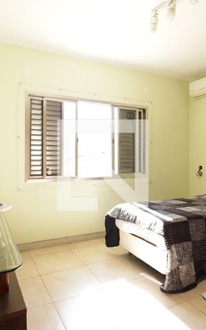 Casa à venda com 275m², 5 quartos e 5 vagas Casa à venda com 275m², 5 quartos e 5 vagasQuarto 1