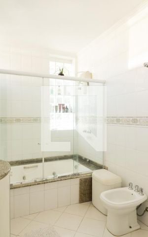 Casa à venda com 275m², 5 quartos e 5 vagas Casa à venda com 275m², 5 quartos e 5 vagasBanheiro de Suíte