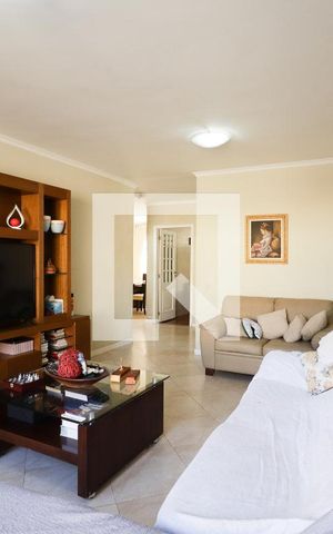 Casa à venda com 275m², 5 quartos e 5 vagas Casa à venda com 275m², 5 quartos e 5 vagasSala