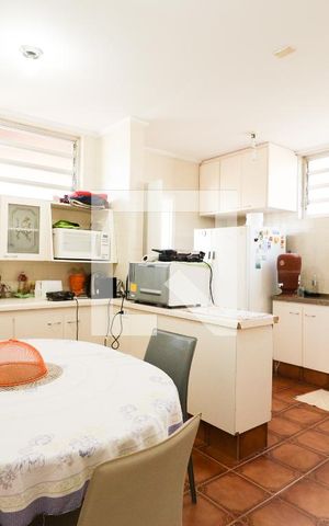 Casa à venda com 275m², 5 quartos e 5 vagas Casa à venda com 275m², 5 quartos e 5 vagasCozinha
