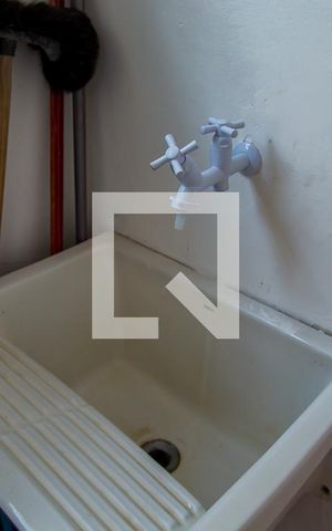 Casa para alugar com 90m², 2 quartos e 1 vaga Casa para alugar com 90m², 2 quartos e 1 vagaBanheiro e Área de Serviço - Tanque