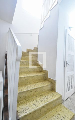 Casa à venda com 200m², 4 quartos e 2 vagasEscada 