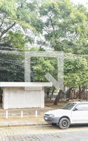 Casa à venda com 200m², 4 quartos e 2 vagasPraça em frente da casa 