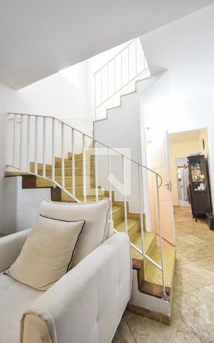 Casa à venda com 200m², 4 quartos e 2 vagasEscada 