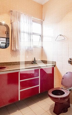 Casa à venda com 349m², 4 quartos e 3 vagas Casa à venda com 349m², 4 quartos e 3 vagasBanheiro 02 da Suíte do Segundo Andar