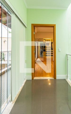 Casa à venda com 313m², 3 quartos e 3 vagas Casa à venda com 313m², 3 quartos e 3 vagasHall da escada