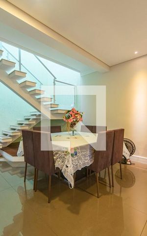 Casa à venda com 313m², 3 quartos e 3 vagas Casa à venda com 313m², 3 quartos e 3 vagasSala