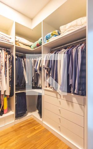 Casa à venda com 313m², 3 quartos e 3 vagas Casa à venda com 313m², 3 quartos e 3 vagasCloset do quarto 3