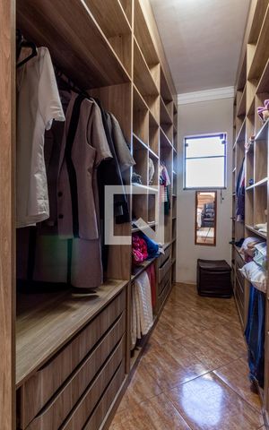 Casa à venda com 280m², 3 quartos e 4 vagas Casa à venda com 280m², 3 quartos e 4 vagasCloset Quarto 2