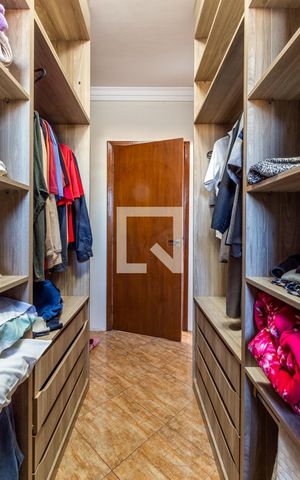 Casa à venda com 280m², 3 quartos e 4 vagas Casa à venda com 280m², 3 quartos e 4 vagasCloset Quarto 2