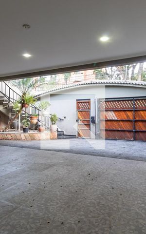 Casa à venda com 280m², 3 quartos e 4 vagas Casa à venda com 280m², 3 quartos e 4 vagasGaragem