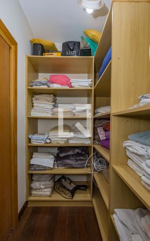 Casa de condomínio à venda com 700m², 4 quartos e 5 vagasRoupeiro