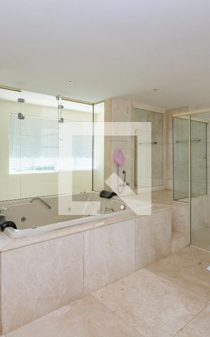 Casa de condomínio à venda com 700m², 4 quartos e 5 vagasBanheiro da Suíte 1