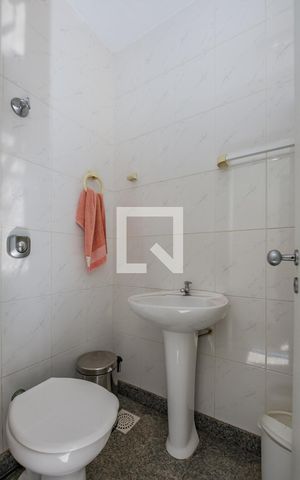 Casa de condomínio à venda com 700m², 4 quartos e 5 vagasBanheiro de serviço