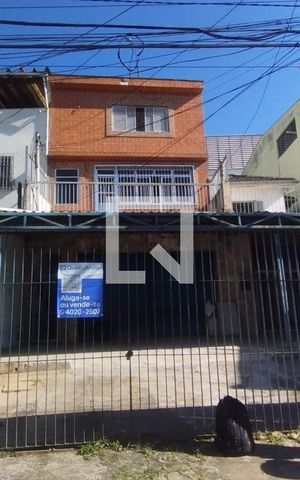 Casa à venda com 600m², 3 quartos e 3 vagas Casa à venda com 600m², 3 quartos e 3 vagasFachada