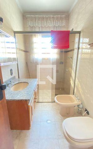 Casa à venda com 198m², 3 quartos e 2 vagasBanheiro - Suíte 