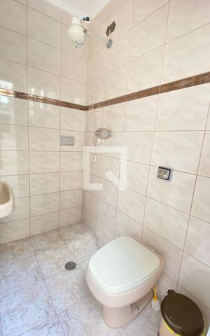 Casa à venda com 198m², 3 quartos e 2 vagasBanheiro - Área de Serviço Descoberta