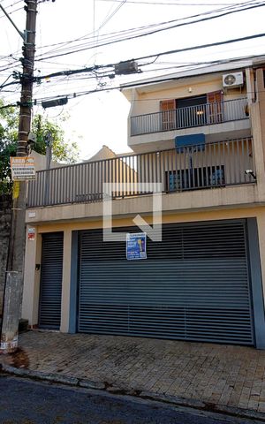 Casa à venda com 219m², 3 quartos e 2 vagas Casa à venda com 219m², 3 quartos e 2 vagasFachada