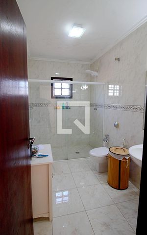 Casa à venda com 219m², 3 quartos e 2 vagas Casa à venda com 219m², 3 quartos e 2 vagasBanheiro
