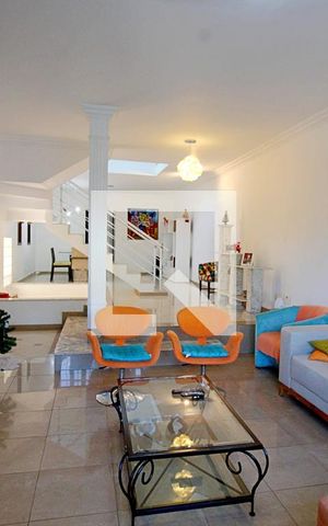 Casa à venda com 219m², 3 quartos e 2 vagas Casa à venda com 219m², 3 quartos e 2 vagasSala