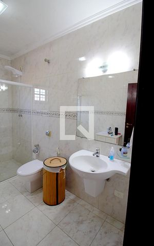 Casa à venda com 219m², 3 quartos e 2 vagas Casa à venda com 219m², 3 quartos e 2 vagasBanheiro