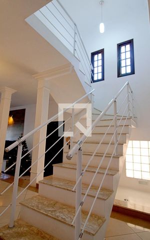 Casa à venda com 219m², 3 quartos e 2 vagas Casa à venda com 219m², 3 quartos e 2 vagasEscada