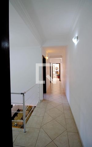 Casa à venda com 219m², 3 quartos e 2 vagas Casa à venda com 219m², 3 quartos e 2 vagasCorredor