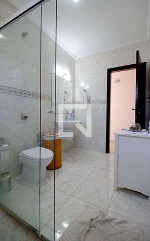 Casa à venda com 219m², 3 quartos e 2 vagas Casa à venda com 219m², 3 quartos e 2 vagasBanheiro