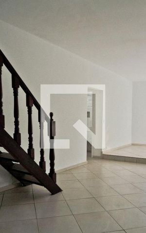 Casa à venda com 98m², 3 quartos e 5 vagas Casa à venda com 98m², 3 quartos e 5 vagasSala