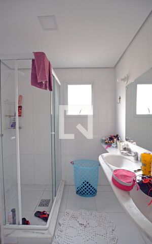 Casa à venda com 234m², 3 quartos e 2 vagasSuíte-Banheiro