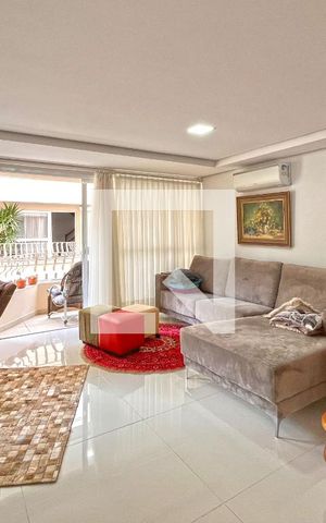 Casa à venda com 234m², 3 quartos e 2 vagasSala