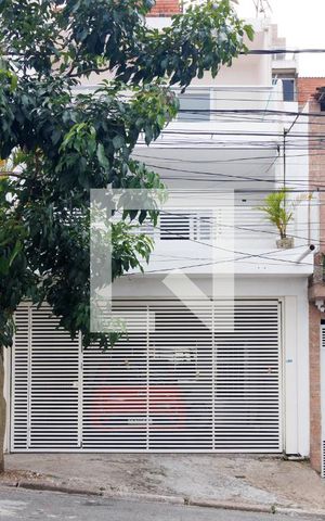 Casa à venda com 219m², 3 quartos e 4 vagas Casa à venda com 219m², 3 quartos e 4 vagasFachada