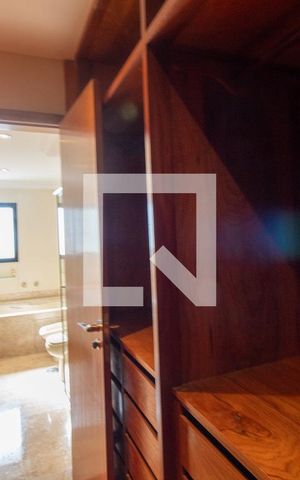 Apartamento à venda com 630m², 5 quartos e 5 vagas Apartamento à venda com 630m², 5 quartos e 5 vagasCloset da suíte 3 - Ela