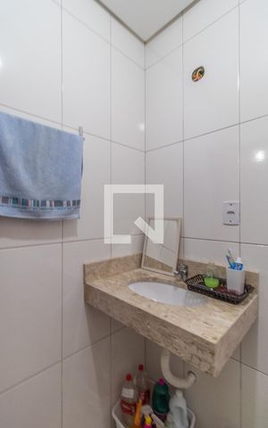 Casa à venda com 70m², 2 quartos e 2 vagas Casa à venda com 70m², 2 quartos e 2 vagasBanheiro Corredor