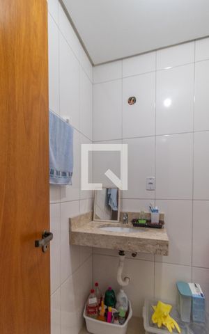 Casa à venda com 70m², 2 quartos e 2 vagas Casa à venda com 70m², 2 quartos e 2 vagasBanheiro Corredor
