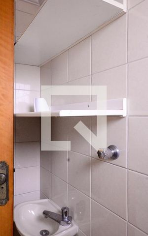 Apartamento à venda com 61m², 2 quartos e 2 vagas Apartamento à venda com 61m², 2 quartos e 2 vagasBanheiro de Serviço