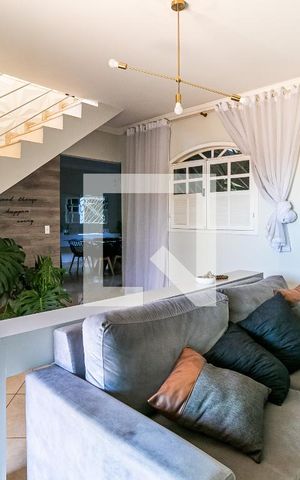 Casa à venda com 220m², 3 quartos e 2 vagas Casa à venda com 220m², 3 quartos e 2 vagasSala