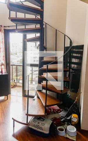 Apartamento para alugar com 98m², 2 quartos e 1 vagaEscada acesso quartos