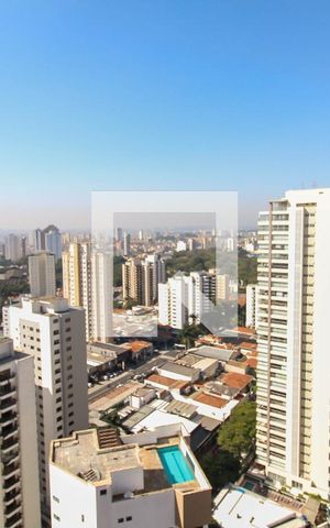 Apartamento à venda com 421m², 4 quartos e 6 vagas Apartamento à venda com 421m², 4 quartos e 6 vagasVista do Quarto de Serviço