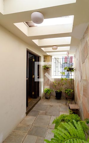 Casa à venda com 320m², 4 quartos e 3 vagas Casa à venda com 320m², 4 quartos e 3 vagasEntrada