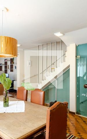 Casa à venda com 320m², 4 quartos e 3 vagas Casa à venda com 320m², 4 quartos e 3 vagasSala