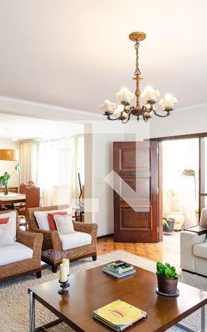 Casa à venda com 320m², 4 quartos e 3 vagas Casa à venda com 320m², 4 quartos e 3 vagasSala
