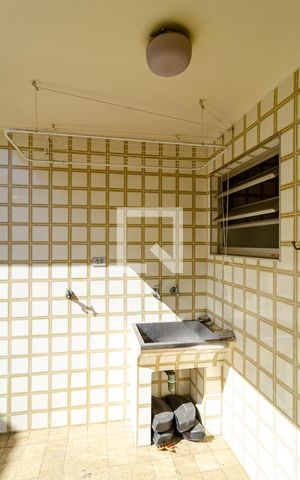 Casa à venda com 320m², 4 quartos e 3 vagas Casa à venda com 320m², 4 quartos e 3 vagasLavanderia 2