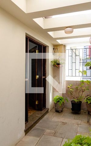 Casa à venda com 320m², 4 quartos e 3 vagas Casa à venda com 320m², 4 quartos e 3 vagasEntrada