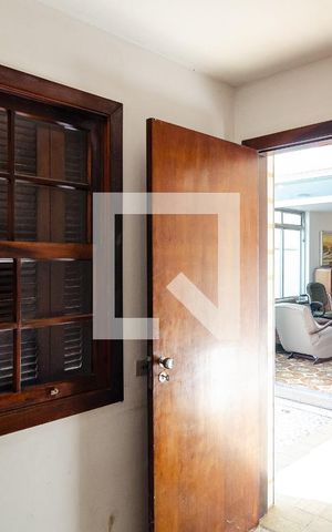 Casa à venda com 320m², 4 quartos e 3 vagas Casa à venda com 320m², 4 quartos e 3 vagasQuarto de Serviço