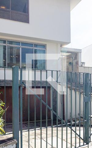 Casa à venda com 320m², 4 quartos e 3 vagas Casa à venda com 320m², 4 quartos e 3 vagasFachada