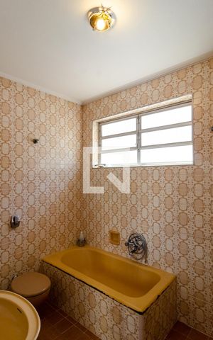 Casa à venda com 320m², 4 quartos e 3 vagas Casa à venda com 320m², 4 quartos e 3 vagasBanheiro Suíte 1